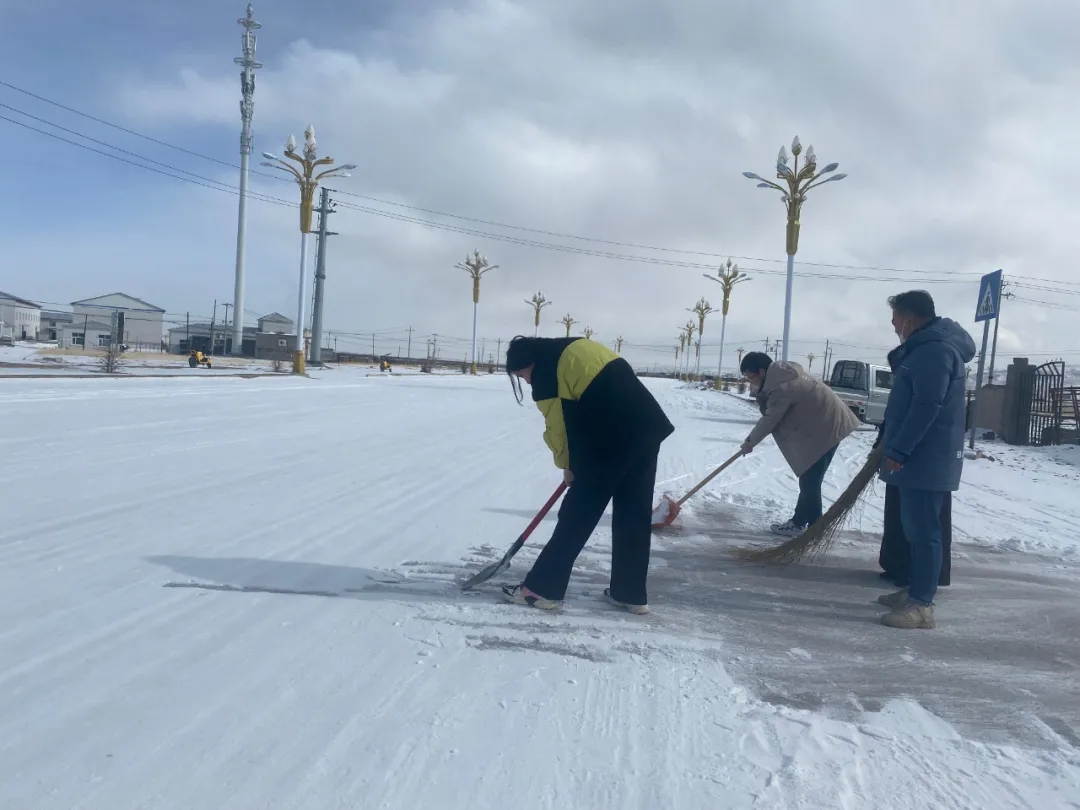 道路积雪清扫活动 青海省海西州天峻县新源镇城东社区努力奋战