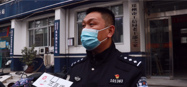 河南郑州：老人家中失火 民警英勇救助