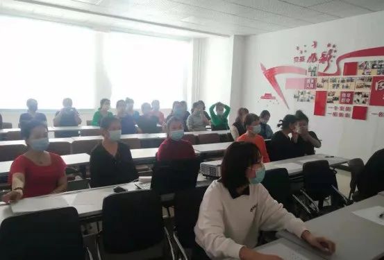 齐齐哈尔市沿江街道光辉社区妇联开展全民数字素养与技能培训会