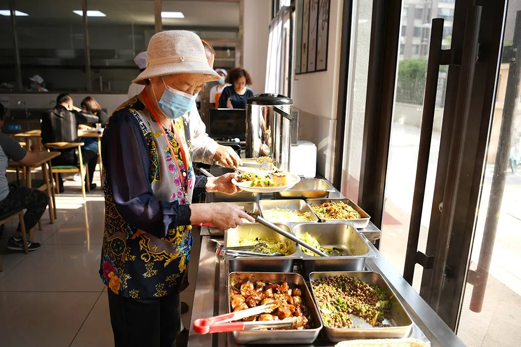 盘锦市双台子区推出社区养老服务新模式 便民食堂里吃上爱心餐