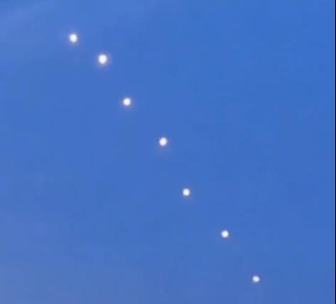 浙江台州出现不明飞行物 空中出现多个亮点 专家：孔明灯或风筝可能性更高